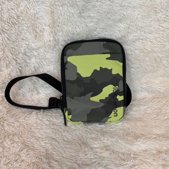 Lululemon Easy Access green camo crossbody bag - Picture 1 of 3